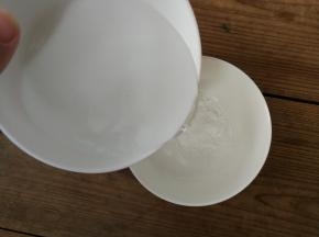 半碗清水（约60g）加入玉米淀粉，搅拌均匀备用