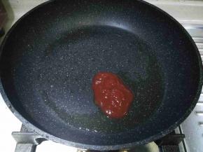 煎完豆腐块的平底锅留底油，加入番茄酱