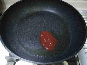 煎完豆腐块的平底锅留底油，加入番茄酱
