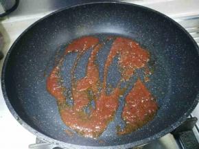 小火翻炒至酱汁沸腾