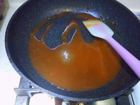 加入调好的水淀粉，加入白砂糖