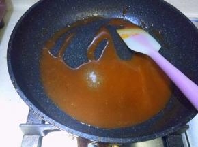 加入调好的水淀粉，加入白砂糖