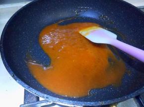 小火熬至酱汁浓稠关火