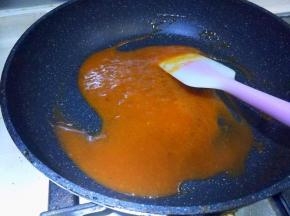 小火熬至酱汁浓稠关火