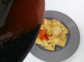 淋在煎好的豆腐块上即可