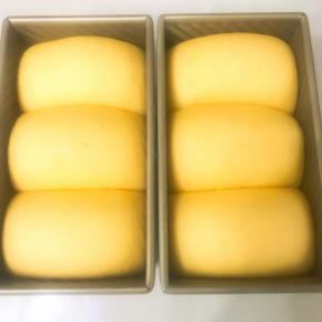 送进发酵箱，里面放上一碗热水保湿，湿度在％80 左右，温度控制在36 度，发酵9 分满。