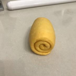 自上而下自然卷起，2.5 圈为标准。