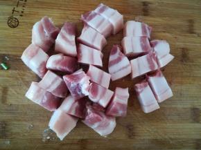 五花肉切成大小一致的块。