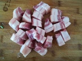 五花肉切成大小一致的块。
