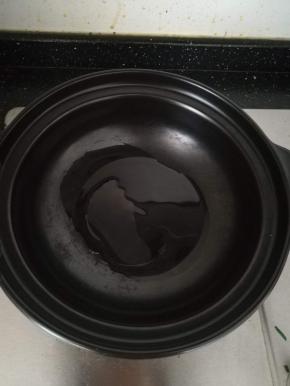陶瓷煲内加入适量的油，加热。