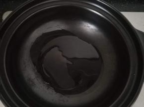 陶瓷煲内加入适量的油，加热。