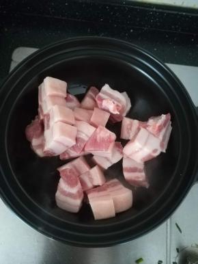 加入五花肉翻炒。变色即可。