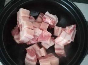 加入五花肉翻炒。变色即可。