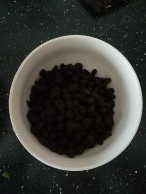 准备干豆豉，用清水洗一下。