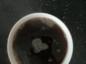 洗好的豆豉倒入温开水。