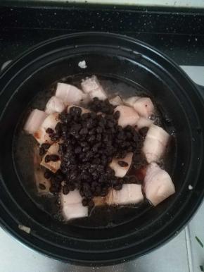 倒入豆豉水，小火炖煮半个小时。