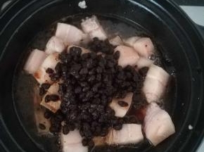 倒入豆豉水，小火炖煮半个小时。