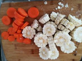 玉米，胡萝卜切段。