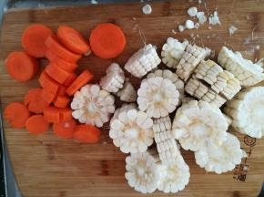 玉米，胡萝卜切段。