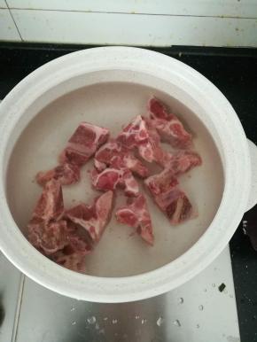 猪脊骨冷水下锅，烧开。