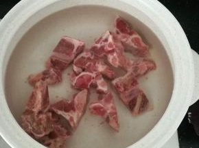 猪脊骨冷水下锅，烧开。