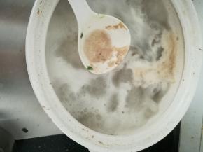 水开之后，用勺子撇去浮沫。