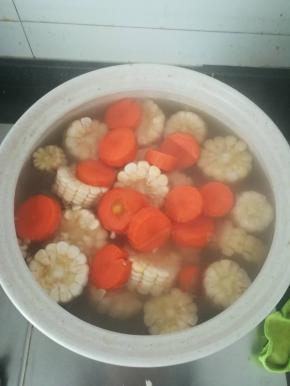 加入胡萝卜。小火熬煮半个小时。