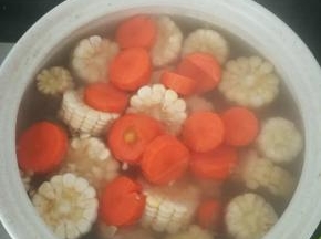 加入胡萝卜。小火熬煮半个小时。