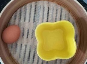 熬汤的时候，我们准备炖蛋的材料。