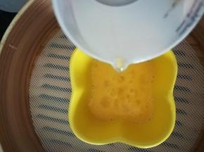 加入适量的温开水。