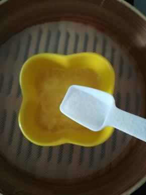 加入食盐调味。