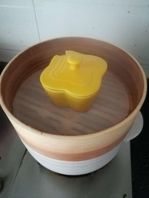 搅匀的蛋液盖上盖子。这样就不怕水蒸气滴落造成光面不光滑。