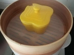 搅匀的蛋液盖上盖子。这样就不怕水蒸气滴落造成光面不光滑。