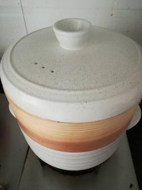 把蒸笼放在玉米胡萝卜骨汤上面利用汤的热气蒸蛋。蒸15分钟即可。