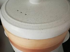 把蒸笼放在玉米胡萝卜骨汤上面利用汤的热气蒸蛋。蒸15分钟即可。