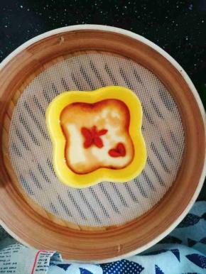 用枸杞装饰。倒入六月鲜调味。嫩滑的蒸蛋好了。