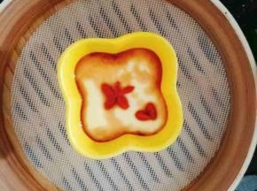 用枸杞装饰。倒入六月鲜调味。嫩滑的蒸蛋好了。