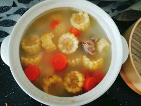 香甜营养的玉米胡萝卜骨汤也好了。