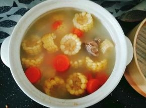 香甜营养的玉米胡萝卜骨汤也好了。