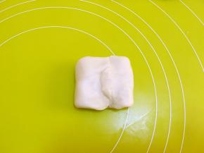 将四周面团掀起，包裹上油酥皮