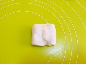 将四周面团掀起，包裹上油酥皮