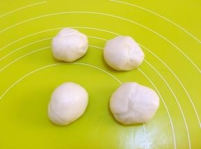 将水油皮材料分成4等份