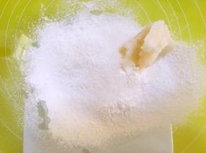 混合所有水油皮材料，活成面团