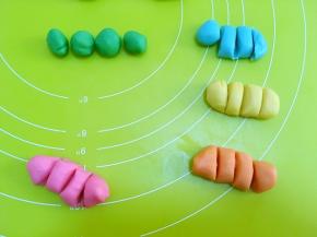 将五种颜色的面团分成四等份