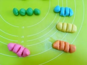 将五种颜色的面团分成四等份