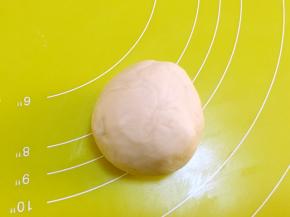 混合油酥皮材料，活成面团