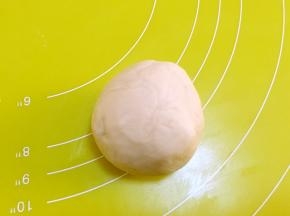 混合油酥皮材料，活成面团