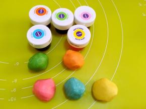 用食用色素将五份油酥皮面团调成喜欢的五种颜色