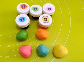 用食用色素将五份油酥皮面团调成喜欢的五种颜色