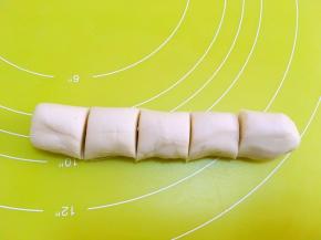 将油酥皮材料分成五等份